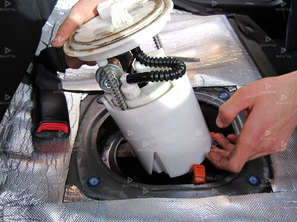 KIA СОРЕНТО (SORENTO) замена топливного фильтра на бензиновом двигателе